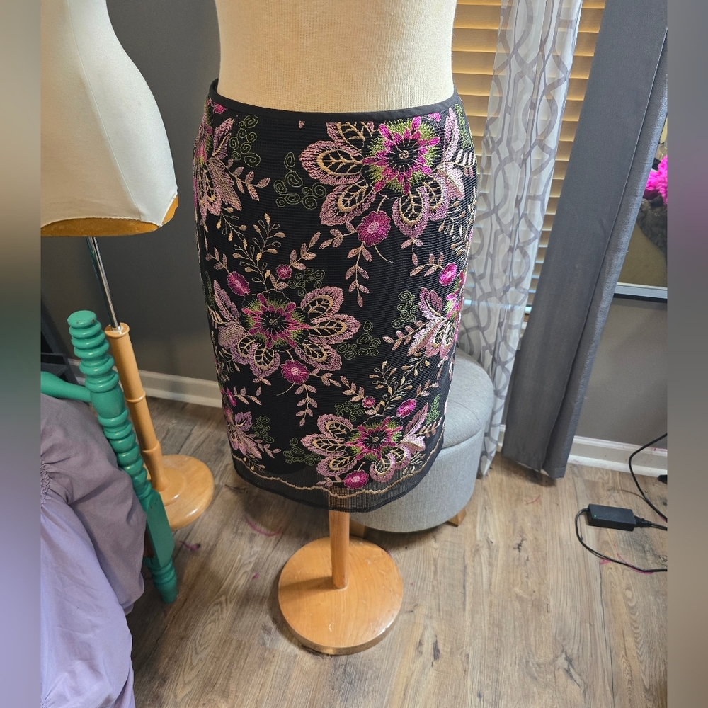 Tahari Floral Embroidered Pencil Skirt - Picture 7 of 7